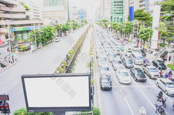 空白广告牌，用于将文字或图像放在交通堵塞的道路上。
