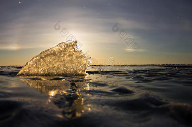 一个月<strong>光晕</strong>穿过透明的冰脊，奥尔洪岛，贝加尔湖