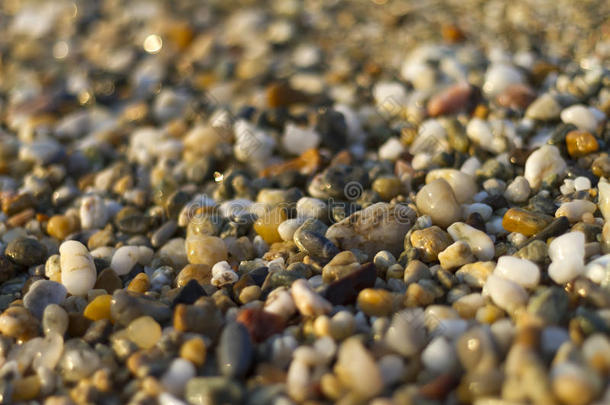 关闭海滩上的石头。 暑期背景。