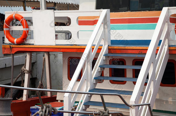 彩色木船甲板与救生圈。 快乐船游轮背景