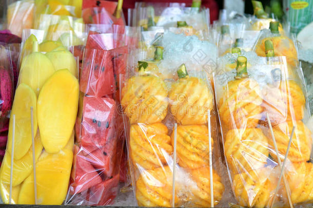 新鲜芒果、甜瓜和菠萝水果切成塑料袋
