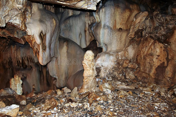 钟乳石洞穴中奇异的矿物形成