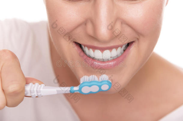 刷牙。 女人实际上在刷牙。