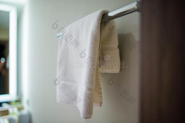 新鲜干净的白色毛巾