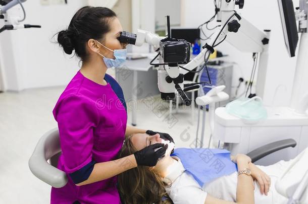 牙医在牙科诊所办公室进行治疗。