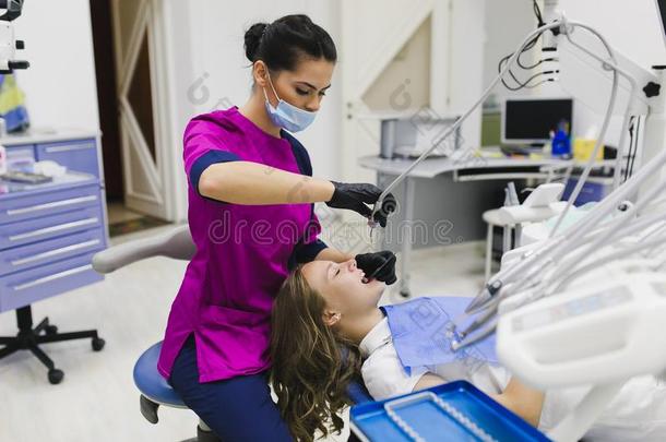 牙医在牙科诊所办公室进行治疗。