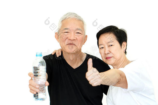 亚洲老年夫妇拿着水瓶，保持水合物的健康