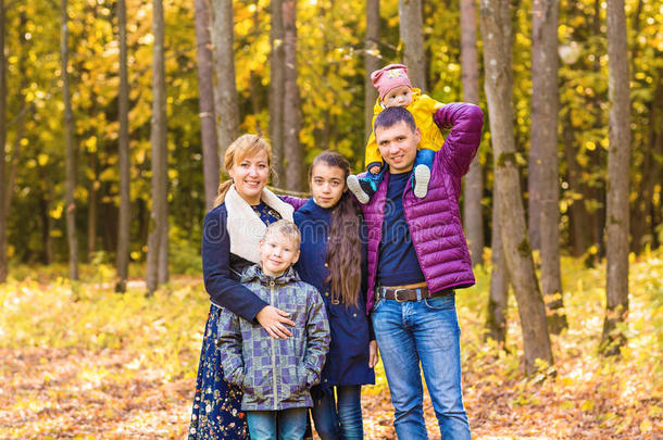 家庭，童年，季节和人的概念-秋天公园的幸福家庭
