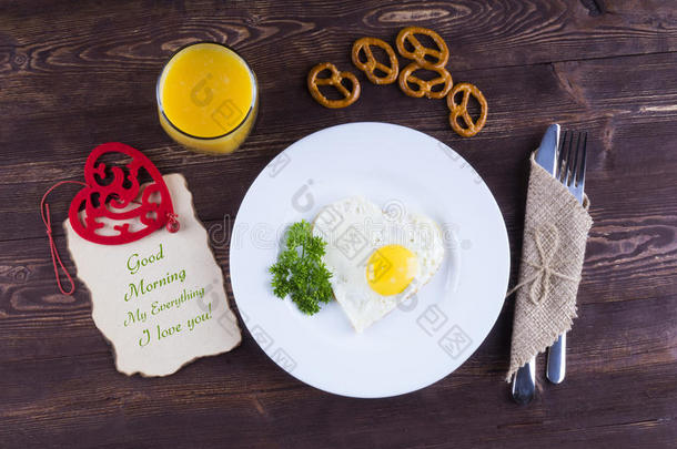 早餐煎鸡蛋。 早餐带着对爱人的祝愿。