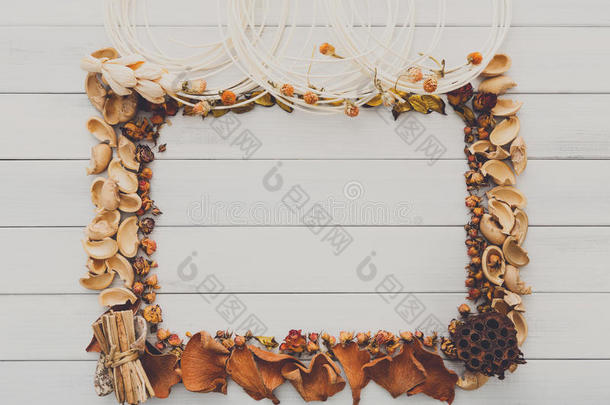 秋季装饰手工框架在白木背景复制空间