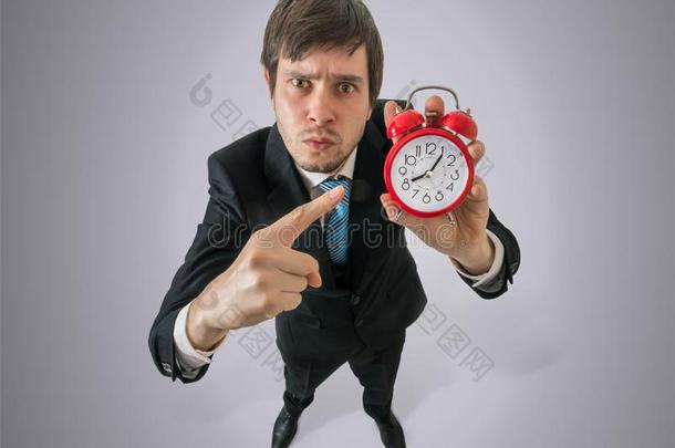愤怒的老板正在显示时钟。 <strong>工作理念</strong>中的纪律。