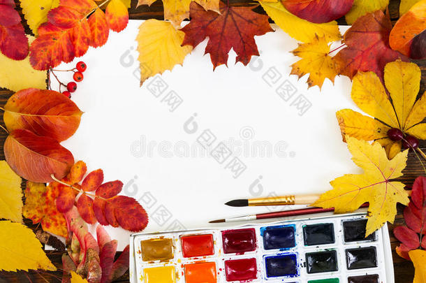 用白纸、油漆、刷子和秋天五颜六色的叶子组成。