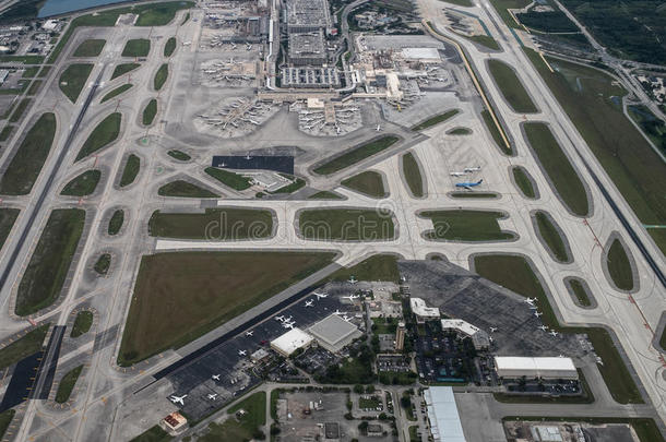好莱坞国际机场劳德代尔堡的鸟瞰图。
