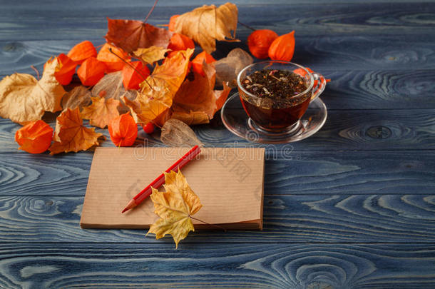 秋天的叶子，热气腾腾的<strong>咖啡</strong>和木制的桌子上