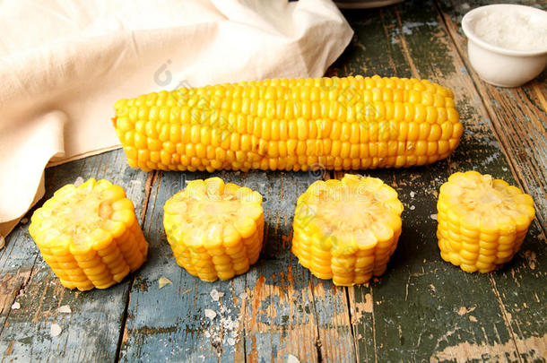 煮玉米和切碎的玉米耳朵在乡村木桌上