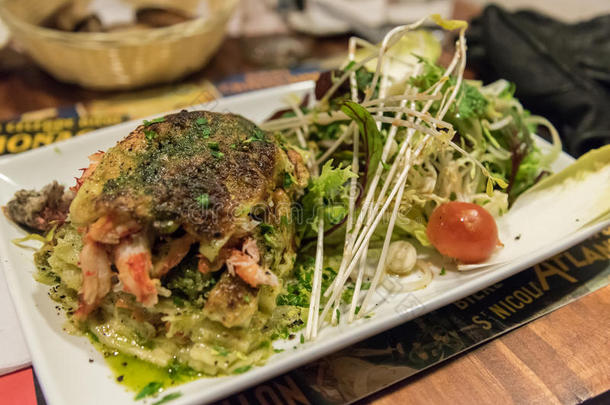 美味的蟹宽面条与沙拉在潘塔艾纳斯餐厅，智利