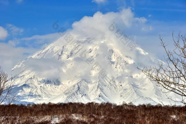 积极的阿什蓝色火山口攀登