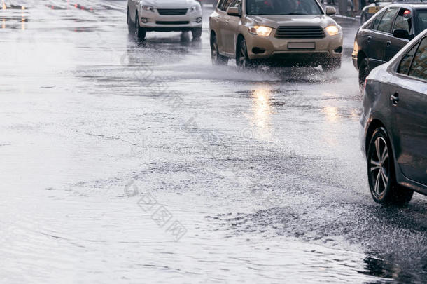 洪水淹没的街道道路上，汽车交通在雨后驾驶