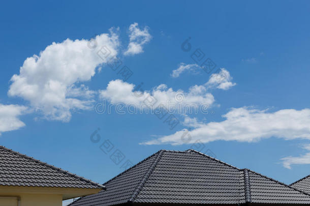 房子上的黑瓦屋顶，湛蓝的天空