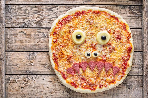 万圣节可怕的食物，有趣的怪物僵尸脸披萨恐怖小吃