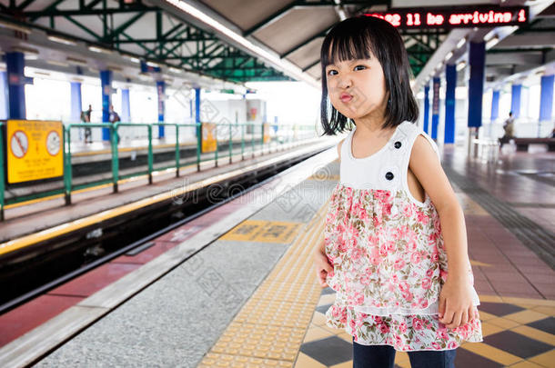 亚洲中国小女孩等待轻型快速运输