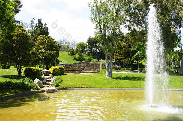 莫森·辛托·韦达格尔花园里的喷泉和池塘
