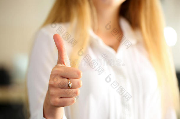 女商人用拇指显示OK或批准标志