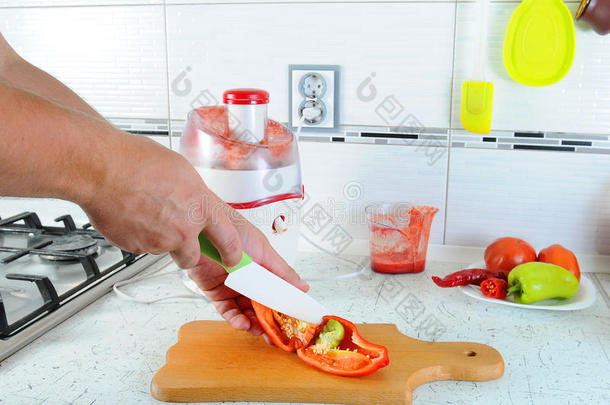 用刀把红辣椒切在砧板上。 榨汁新鲜蔬菜。 新鲜果汁
