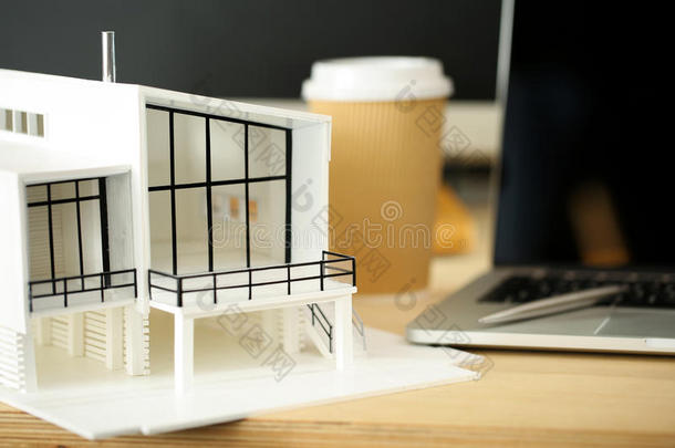 空建筑师工作桌与<strong>房屋模型</strong>