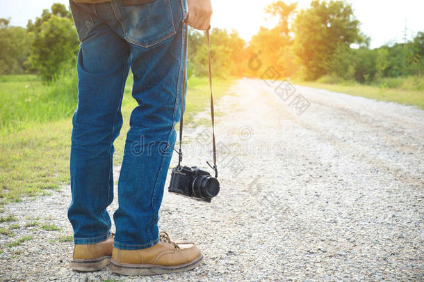 脚旅行者男人和复古照片相机户外旅行生活方式度假和旅行概念复古色调