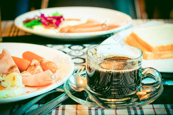 一杯咖啡和早餐食品在桌子上的Instagram古董