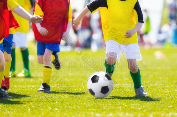 踢足球比赛的男孩。青少年足球<strong>联赛</strong>