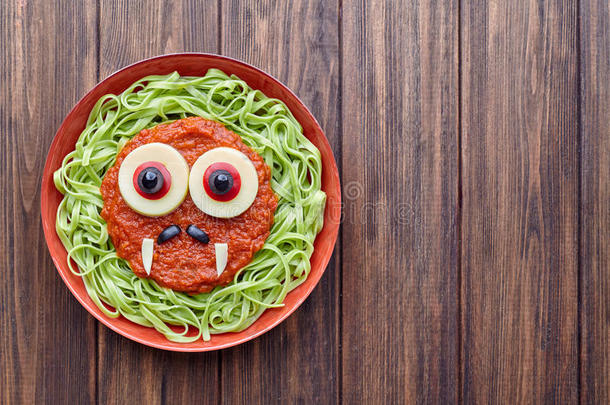 绿色意大利面可怕的万圣节食物吸血鬼怪物微笑