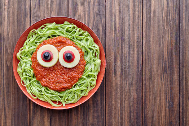 绿色意大利面创意意大利面可怕的万圣节食物吸血鬼怪物与假血番茄酱