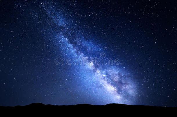 美丽的蓝色银河在山上。 夜晚五彩缤纷的风景。