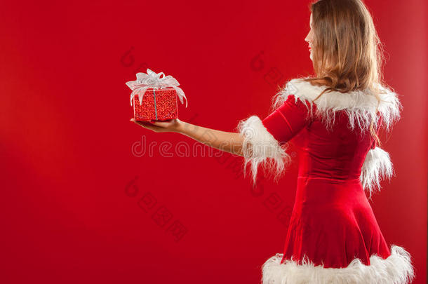 <strong>圣诞</strong>节，<strong>圣诞</strong>节，冬天，幸福的概念-微笑的女人戴着<strong>圣诞</strong>老人的帽子，带着礼品盒，<strong>红色背景</strong>。