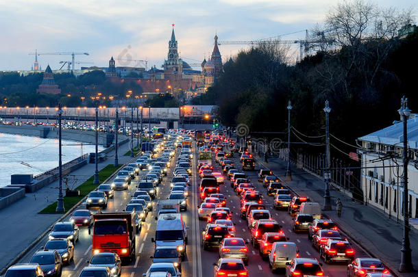 莫斯科克里姆林宫附近的晚间交通堵塞