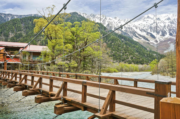 阿尔卑斯山亚洲美丽的蓝色桥