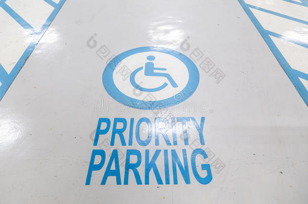 残疾人停车标志。 为残疾人、残疾人停车