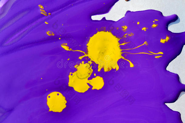 洒在紫色油漆上的黄色斑点