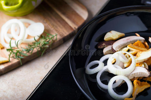 煎锅与牛肝菌，香菜和洋葱
