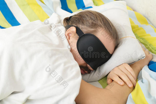 留着<strong>胡</strong>子的白人年轻人睡觉时戴着睡眠面具