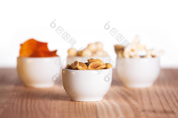 四小碗小吃在天然木桌上。