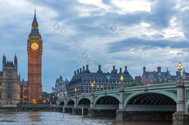 令人惊叹的威斯敏斯特<strong>大桥</strong>和大本钟的夜间照片，<strong>伦敦</strong>，英国