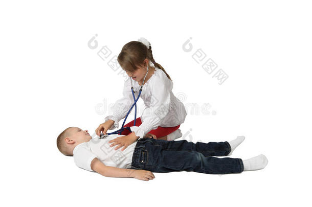 男孩和女孩扮演医生