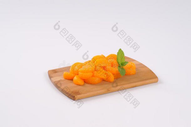 背景板罐装的柑橘切割