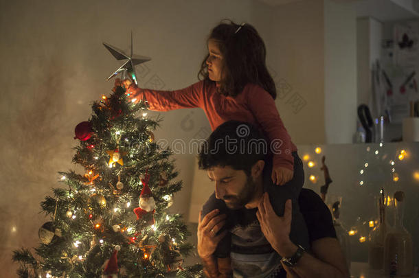 <strong>女孩和</strong>爸爸用星星、灯<strong>和圣诞树</strong>