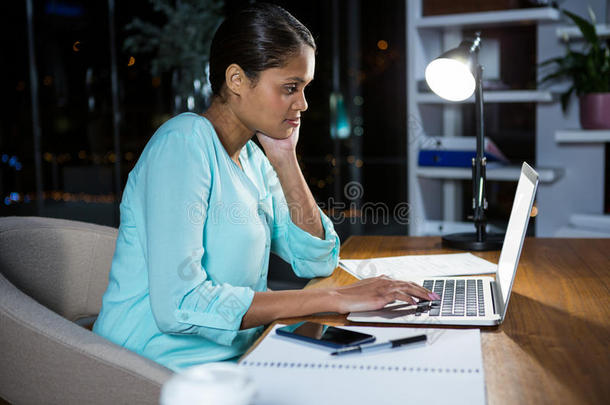 在笔记本电脑上工作的女商人