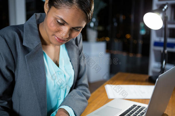 在笔记本电脑上工作的女商人