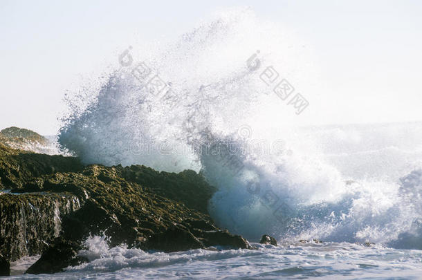 大海浪撞击岩石